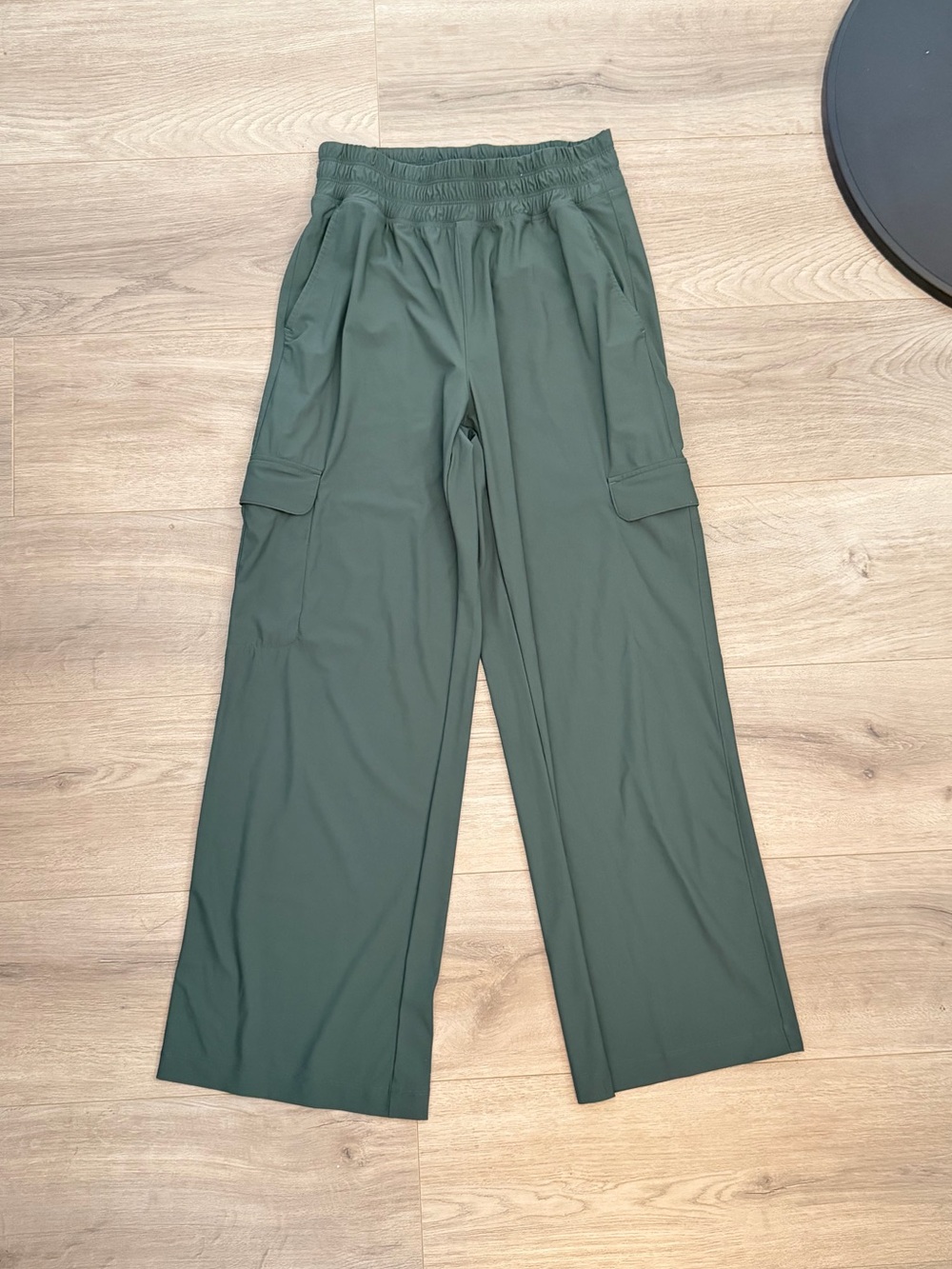 Old Navy Wide Leg Cargo Pants in Deep Green